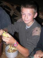 Záslužná to činnost - škrábání brambor