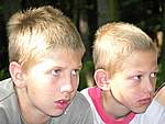 Kluci pozorně poslouchají pravodla hry