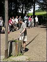 Tábor SLUNCE 2006 skončil - ukončení pracovního dne a tím i celého tábora symbolickým vyjmutím sekery